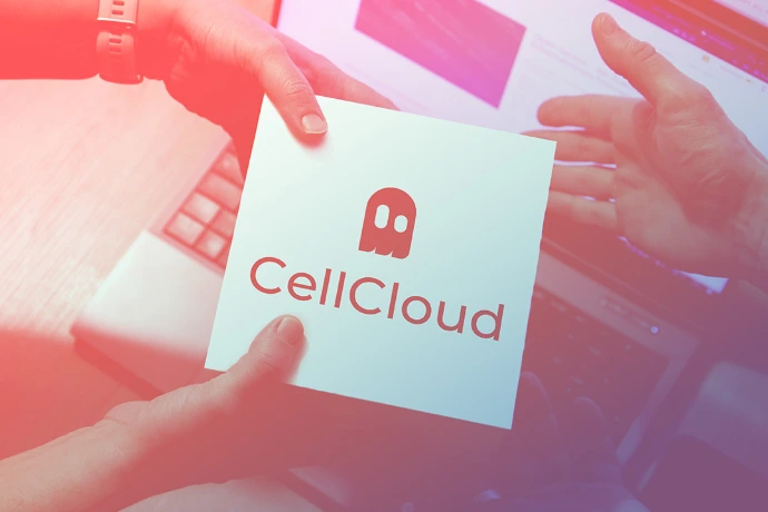 Bild von CellCloud Box Verpackung in Händen zur Übergabe vor Laptop